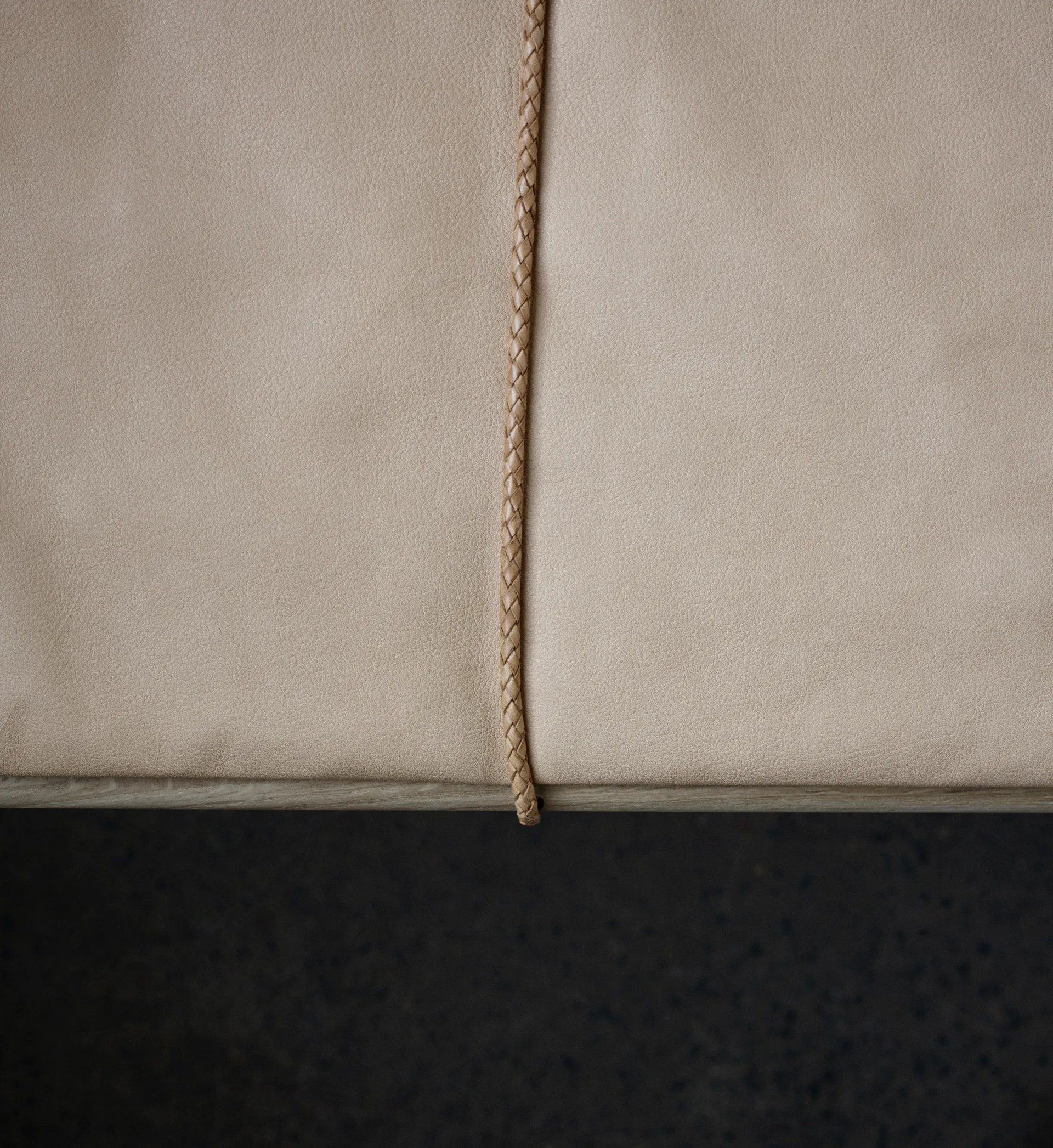 Georg lærpute med stropp til krakk/barstol, Beige-brun Fritz Hansen