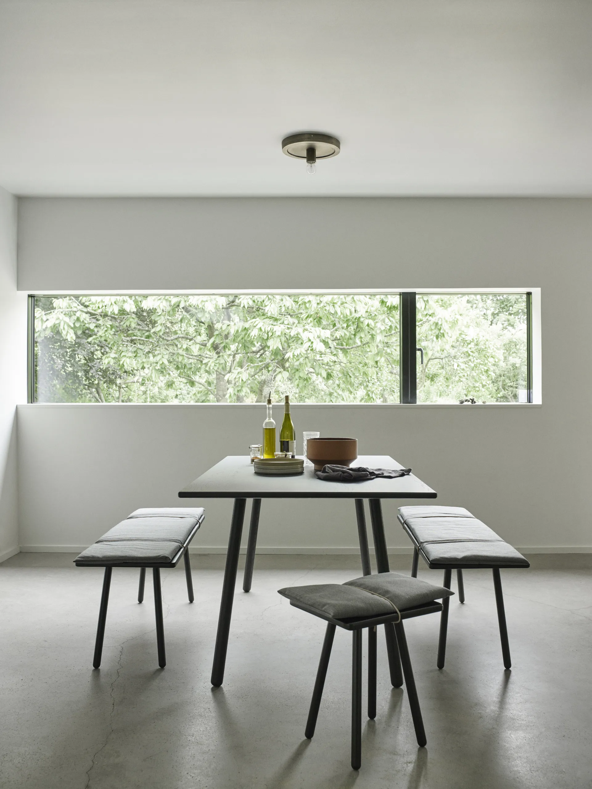 Georg ullpute med rem til benk, Mørkegrå-svart Fritz Hansen