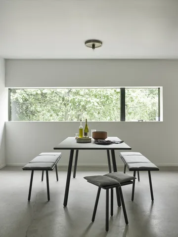 Georg ullpute med rem til benk - Mørkegrå-svart - Fritz Hansen