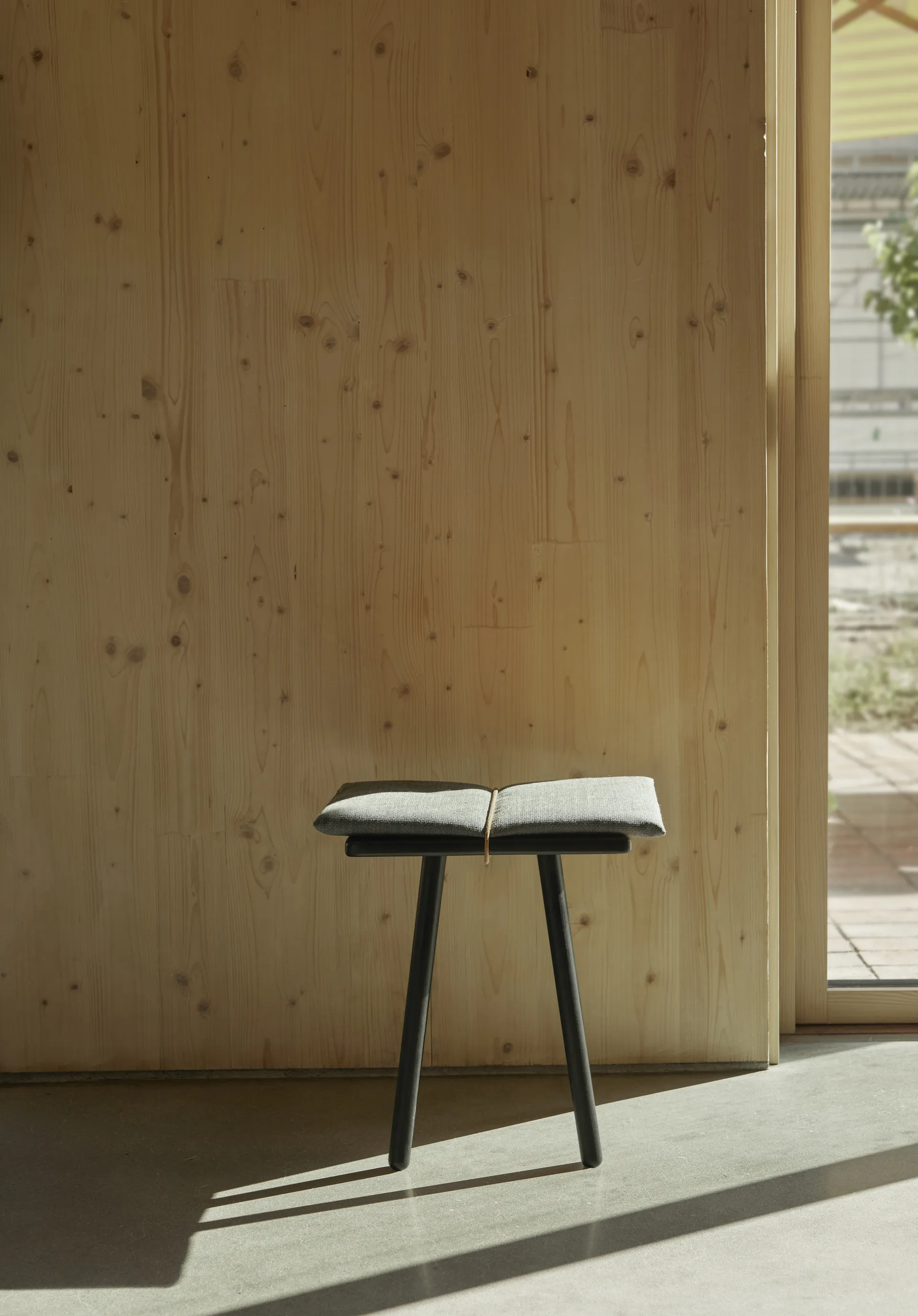 Georg ullpute med rem til krakk/barstol, Lysegrå-natur Fritz Hansen