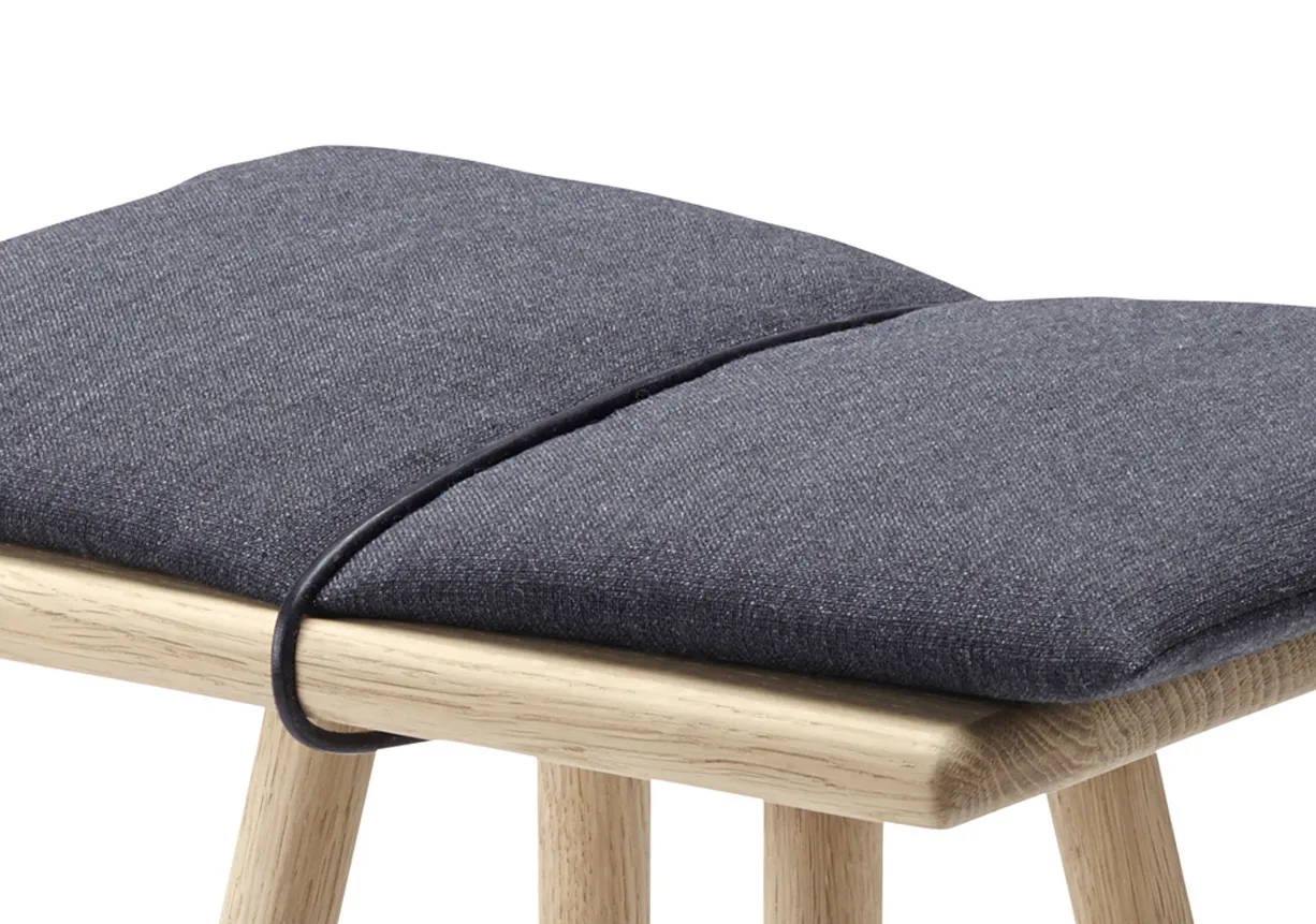 Georg ullpute med rem til krakk/barstol, Mørkegrå-svart Fritz Hansen