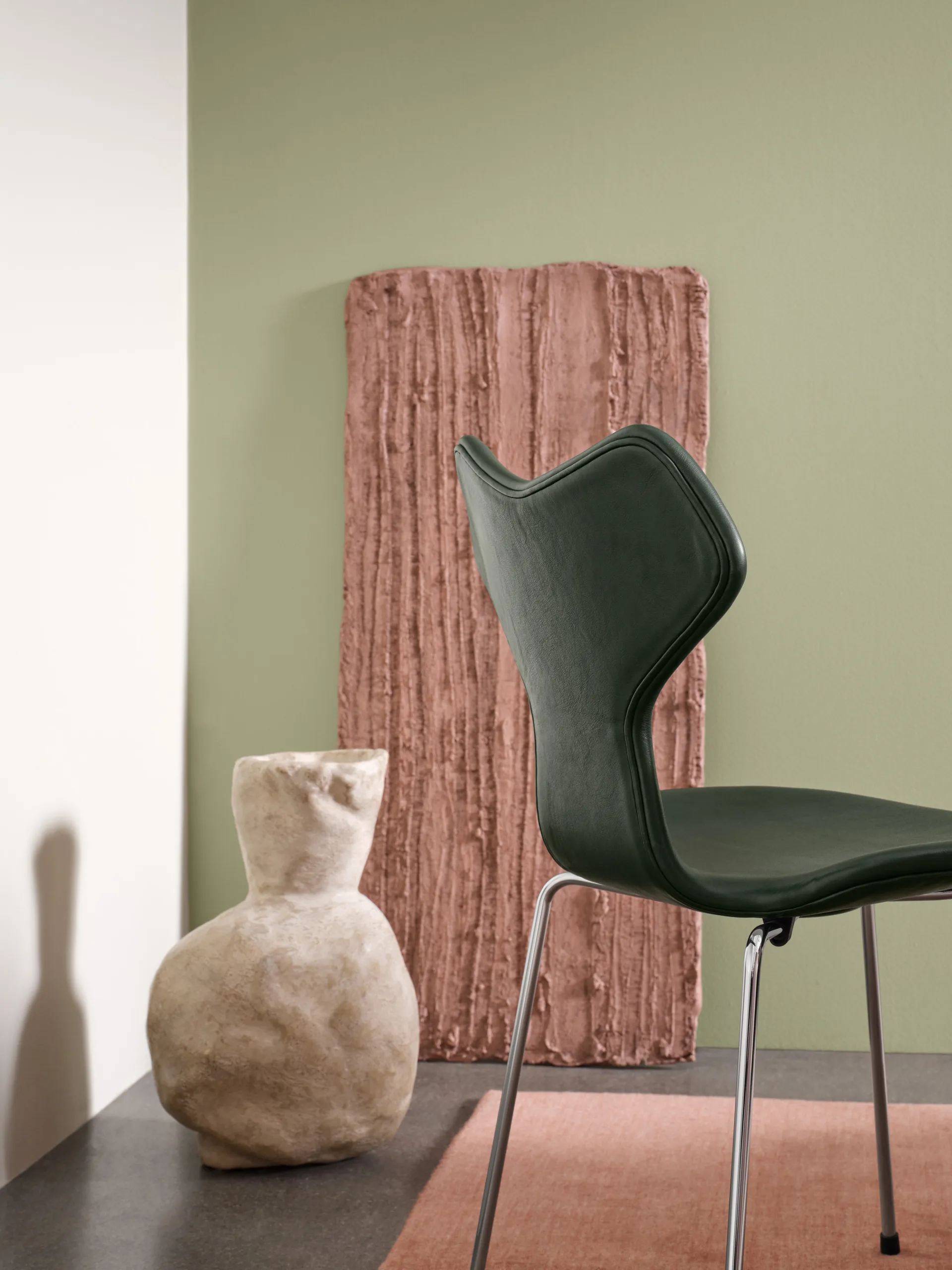 Grand Prix 3130 fullt polstret stol, Pure Forest Green-chrome Fritz Hansen