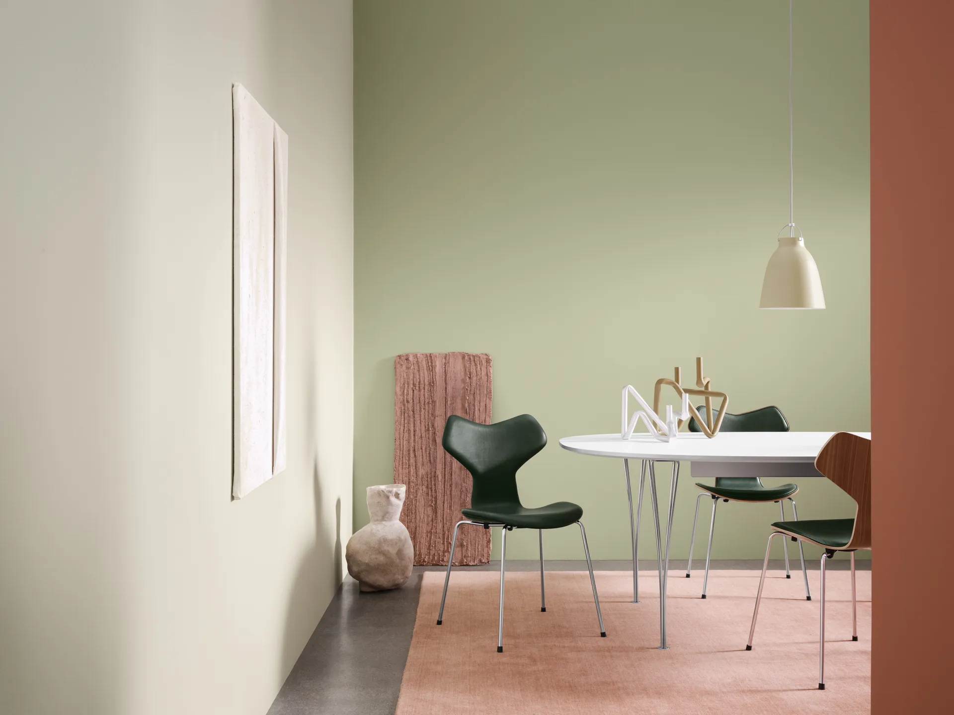 Grand Prix 3130 fullt polstret stol, Pure Forest Green-chrome Fritz Hansen