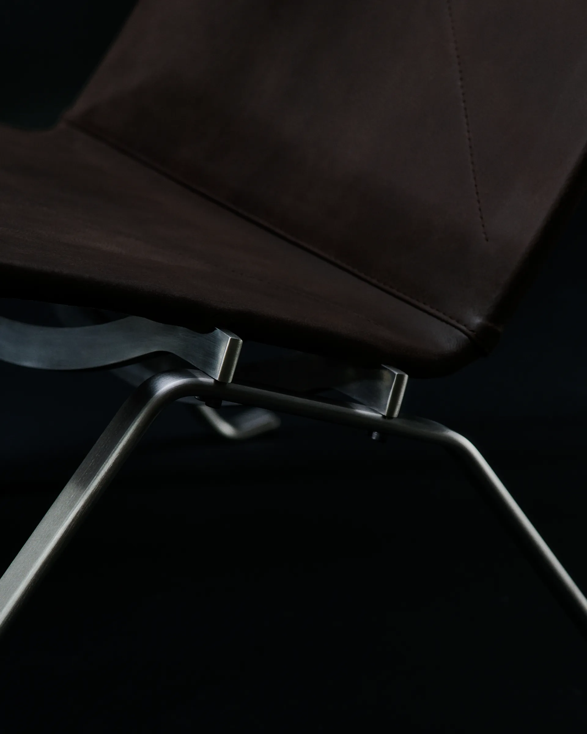 PK22 lenestol, Haze dark brown lær-rustfritt stål Fritz Hansen