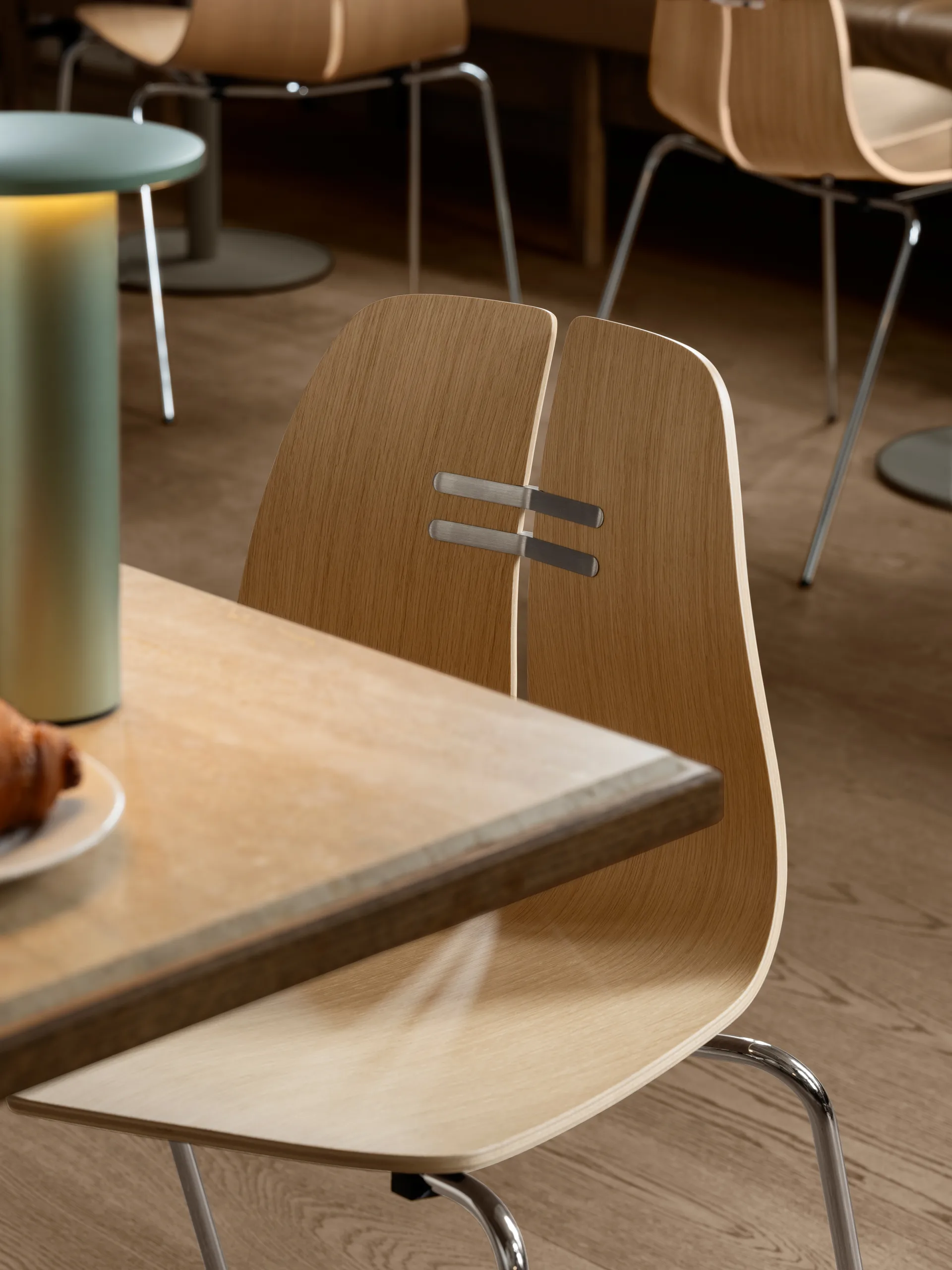 PK3 stol, Lakkert eik-rustfritt stålfotstativ Fritz Hansen