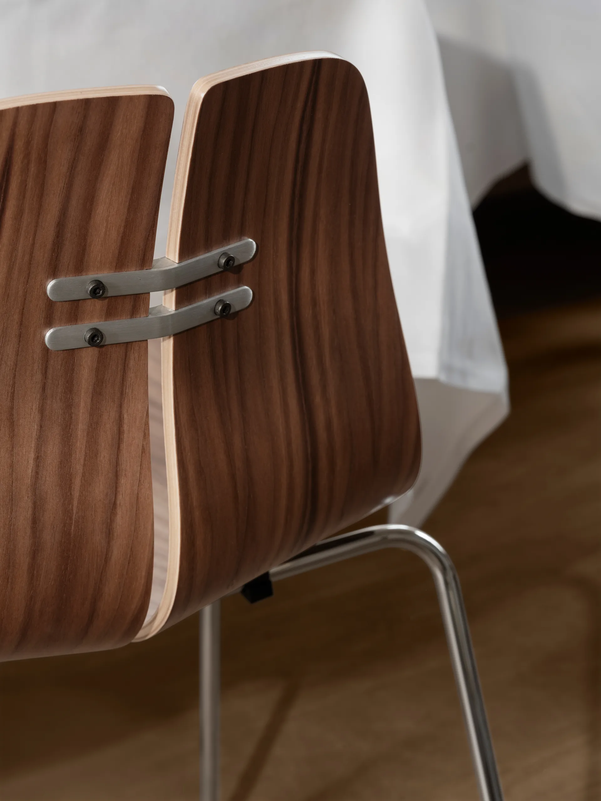 PK3 stol, Lakkert valnøtt-rustfritt stålfot Fritz Hansen