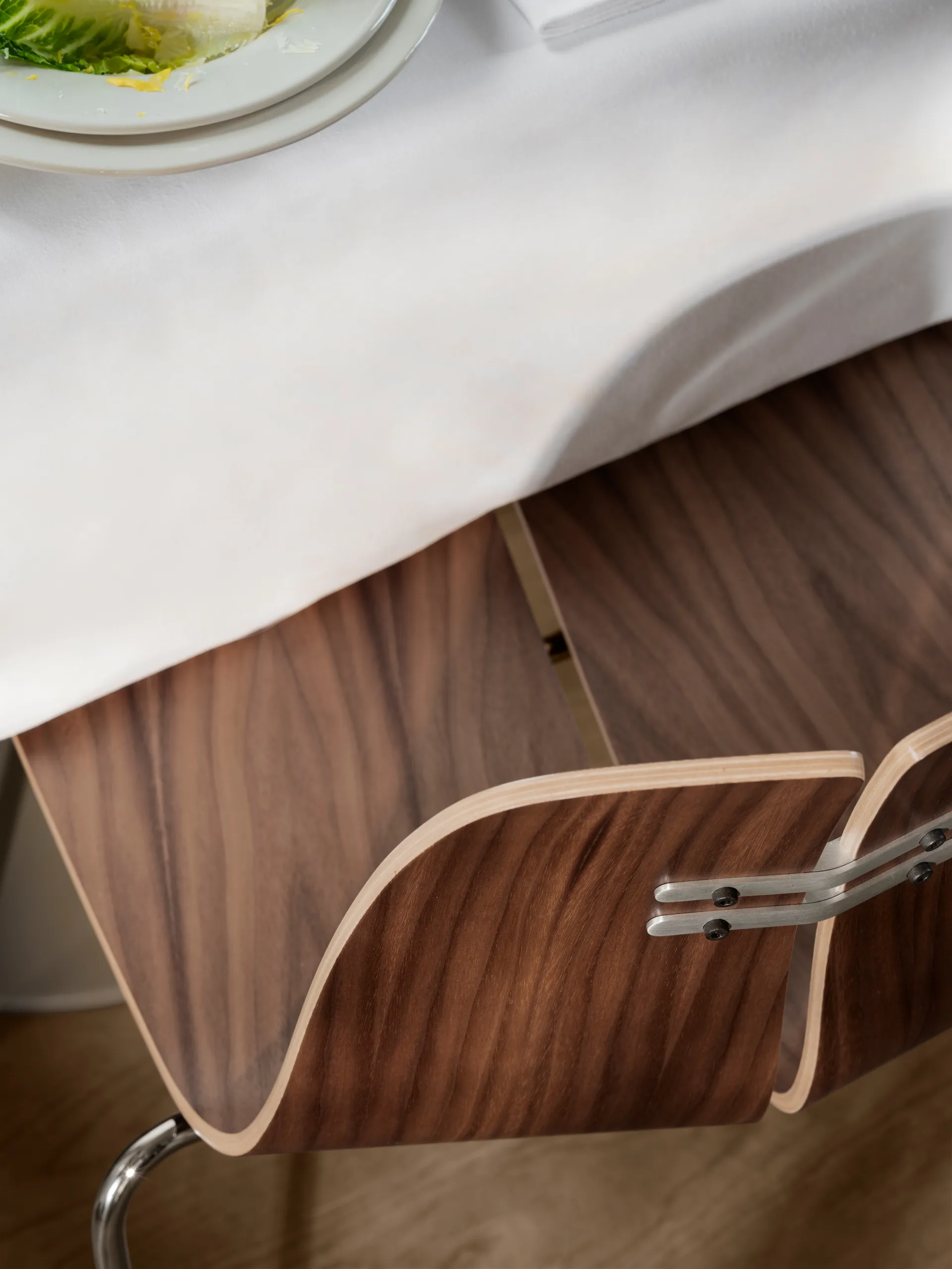 PK3 stol, Lakkert valnøtt-rustfritt stålfot Fritz Hansen