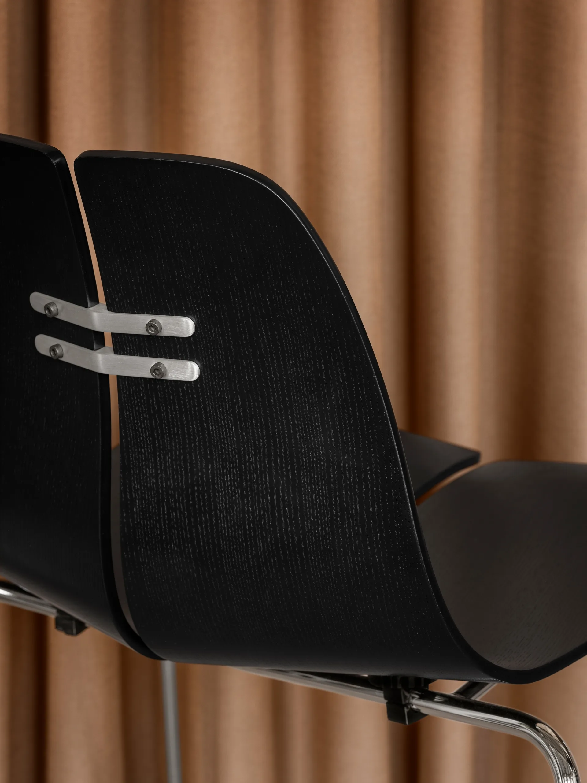 PK3 stol, Svart ask-rostfritt stålfot Fritz Hansen