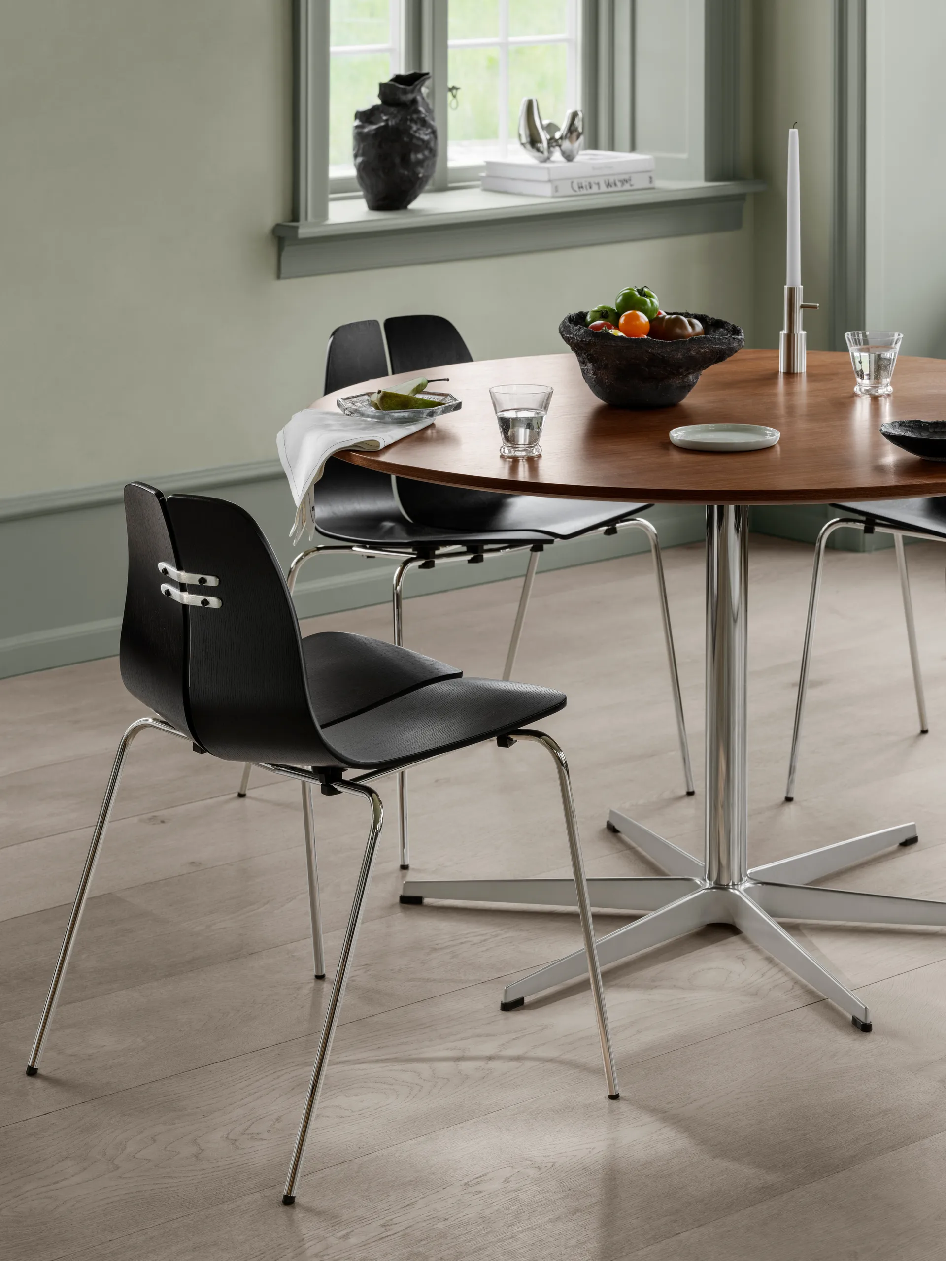 PK3 stol, Svart ask-rostfritt stålfot Fritz Hansen