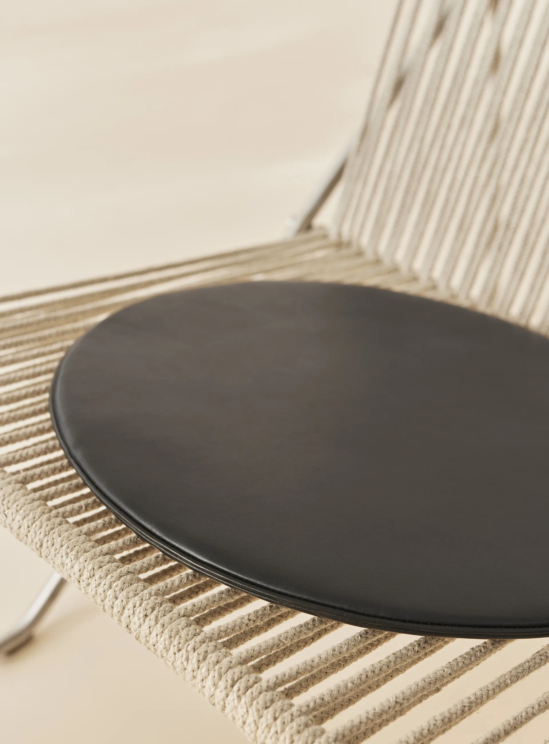 PK4 loungestol med læderdyna, Rustfritt stål-natur-svart Fritz Hansen