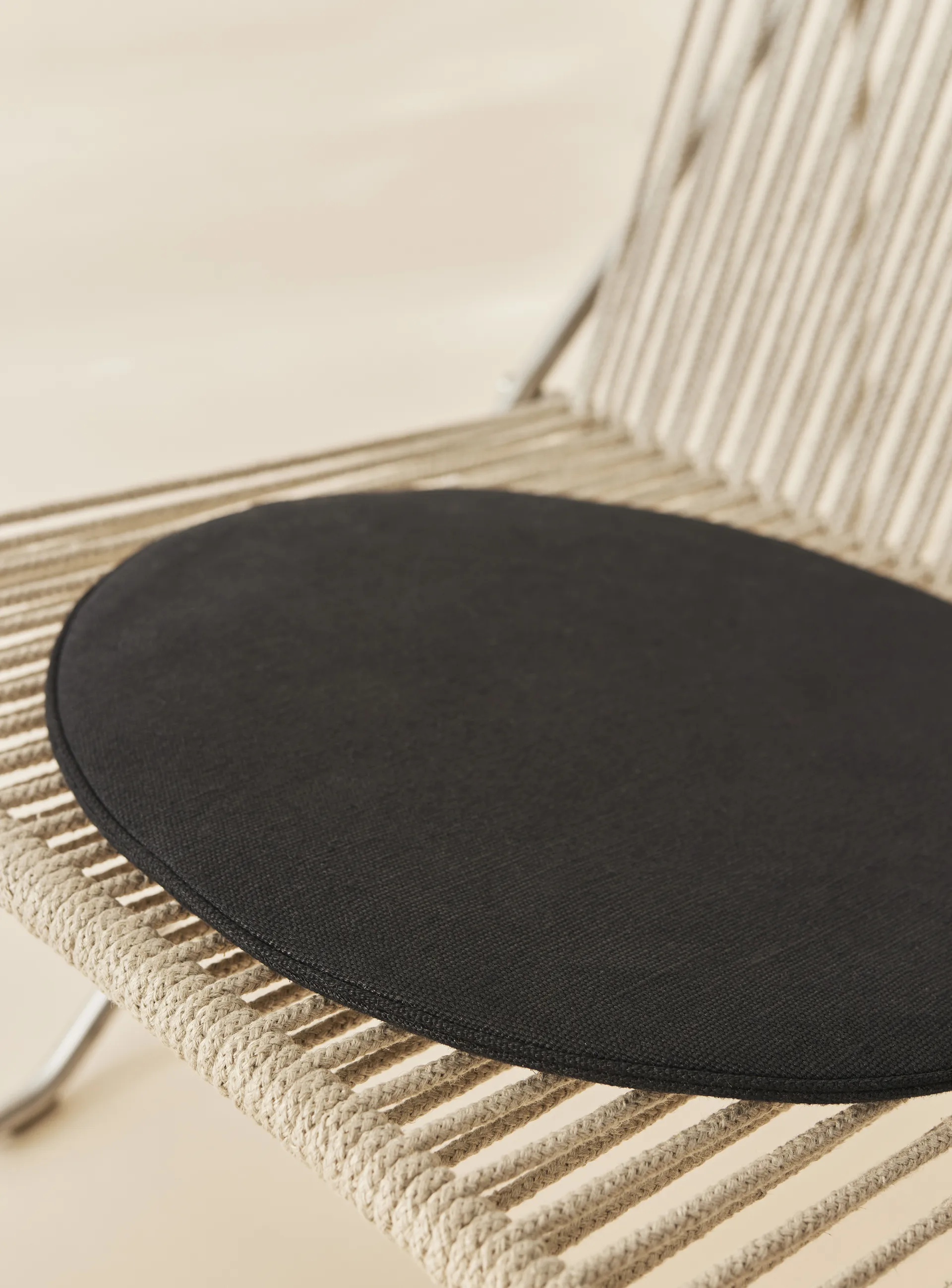 PK4 loungestol med pute, Rustfritt stål-natur-svart Fritz Hansen