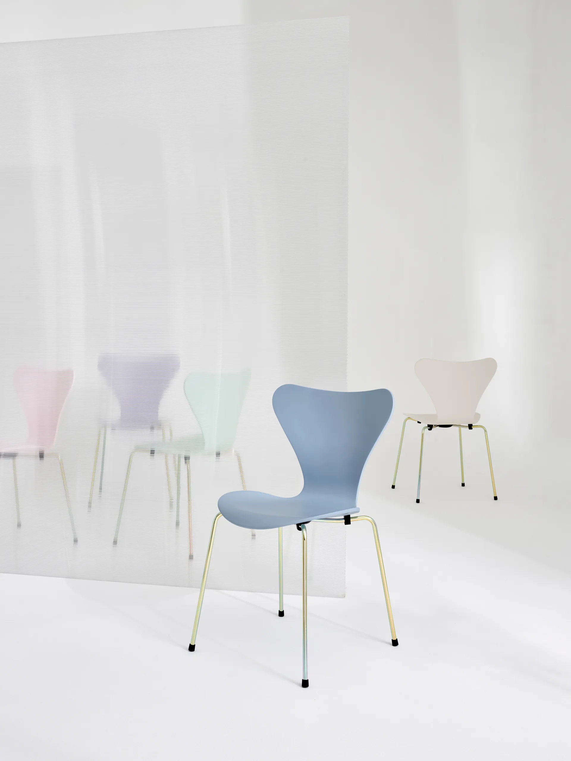 Sjuan 3107 7:14 AM stol, Blue-rainbow Fritz Hansen