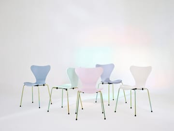 Sjuan 3107 7:14 AM stol - Blue-rainbow - Fritz Hansen