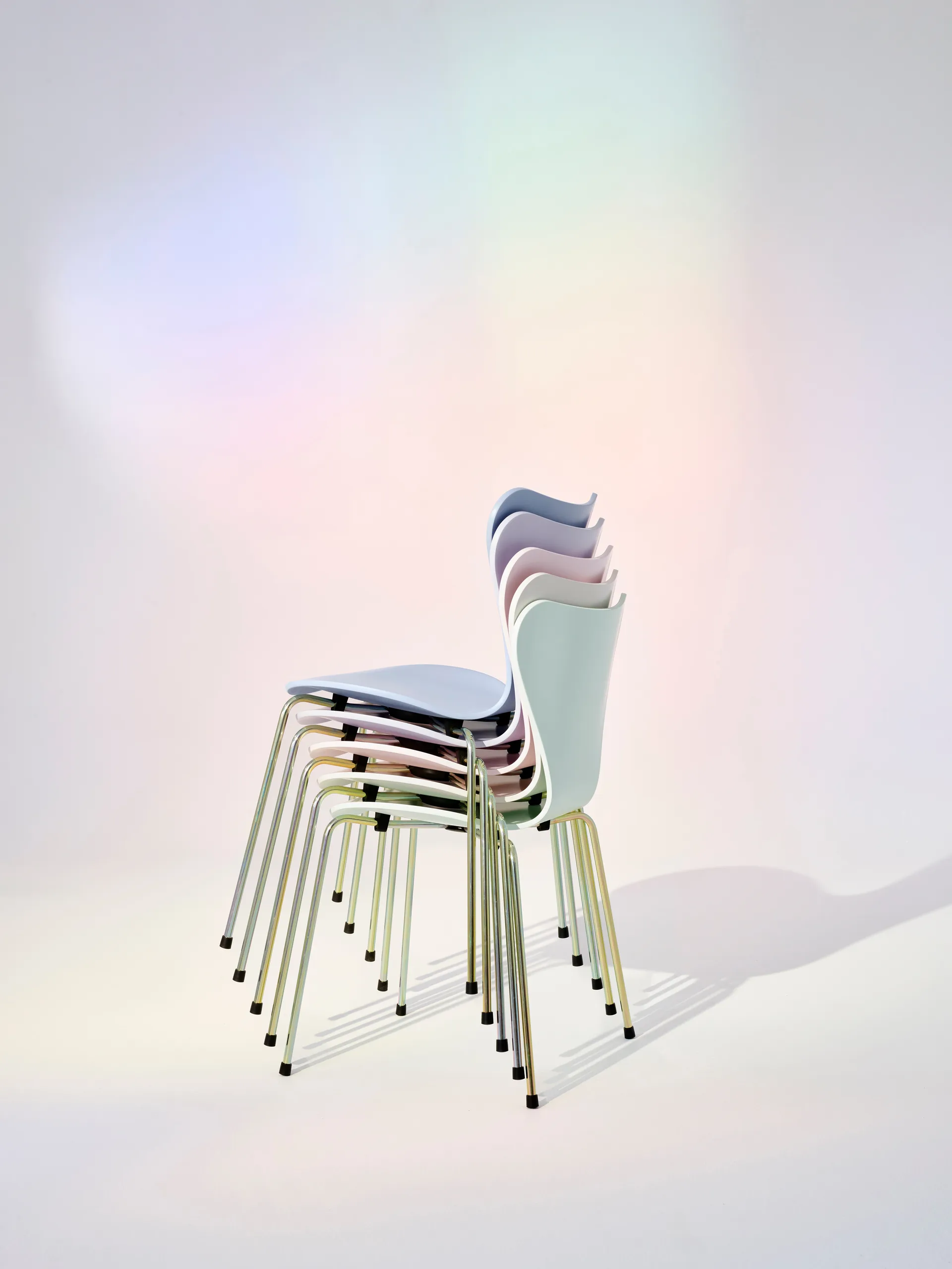 Sjuan 3107 7:14 AM stol, Green-rainbow Fritz Hansen