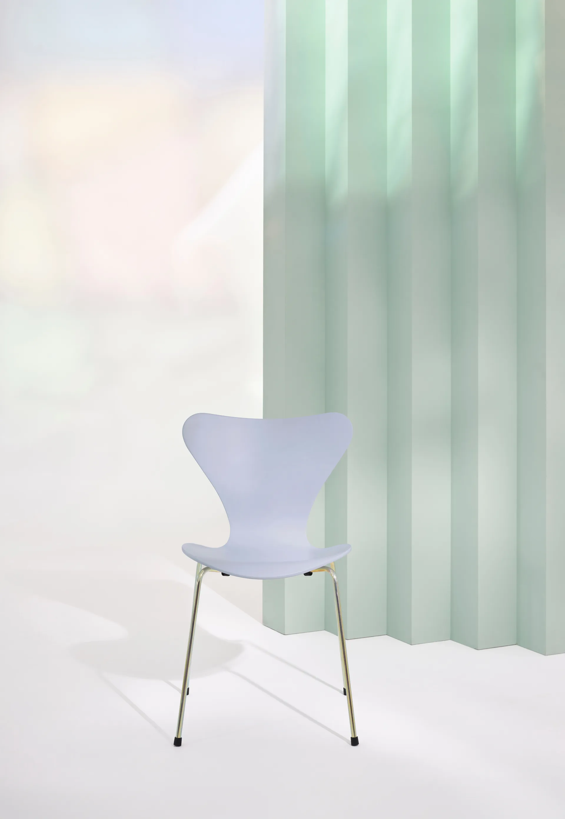Sjuan 3107 7:14 AM stol, Violet-rainbow Fritz Hansen