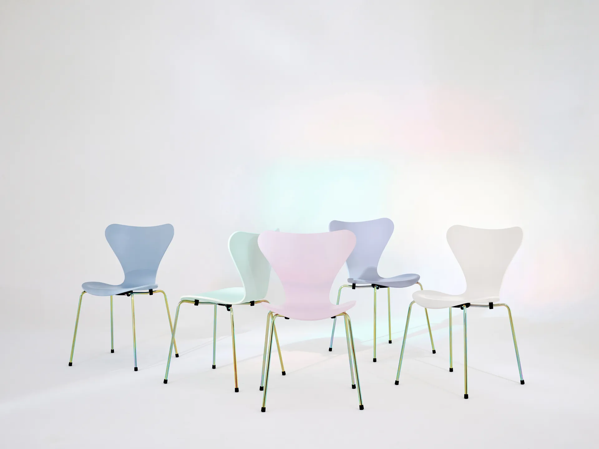 Sjuan 3107 7:14 AM stol, Violet-rainbow Fritz Hansen