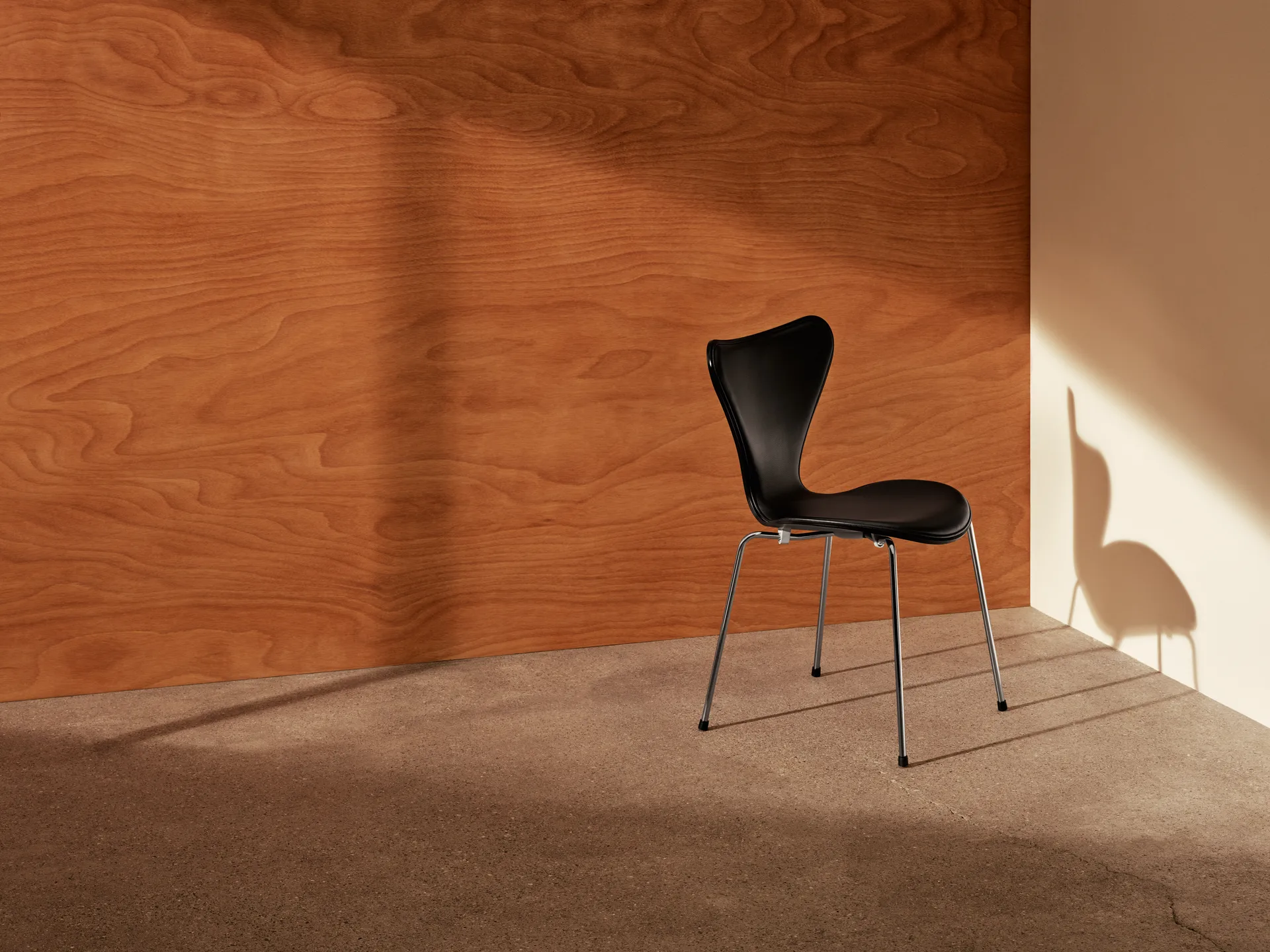 Sjuan 3107 forsidekledd stol, Essential black lær-svart eske-krom Fritz Hansen