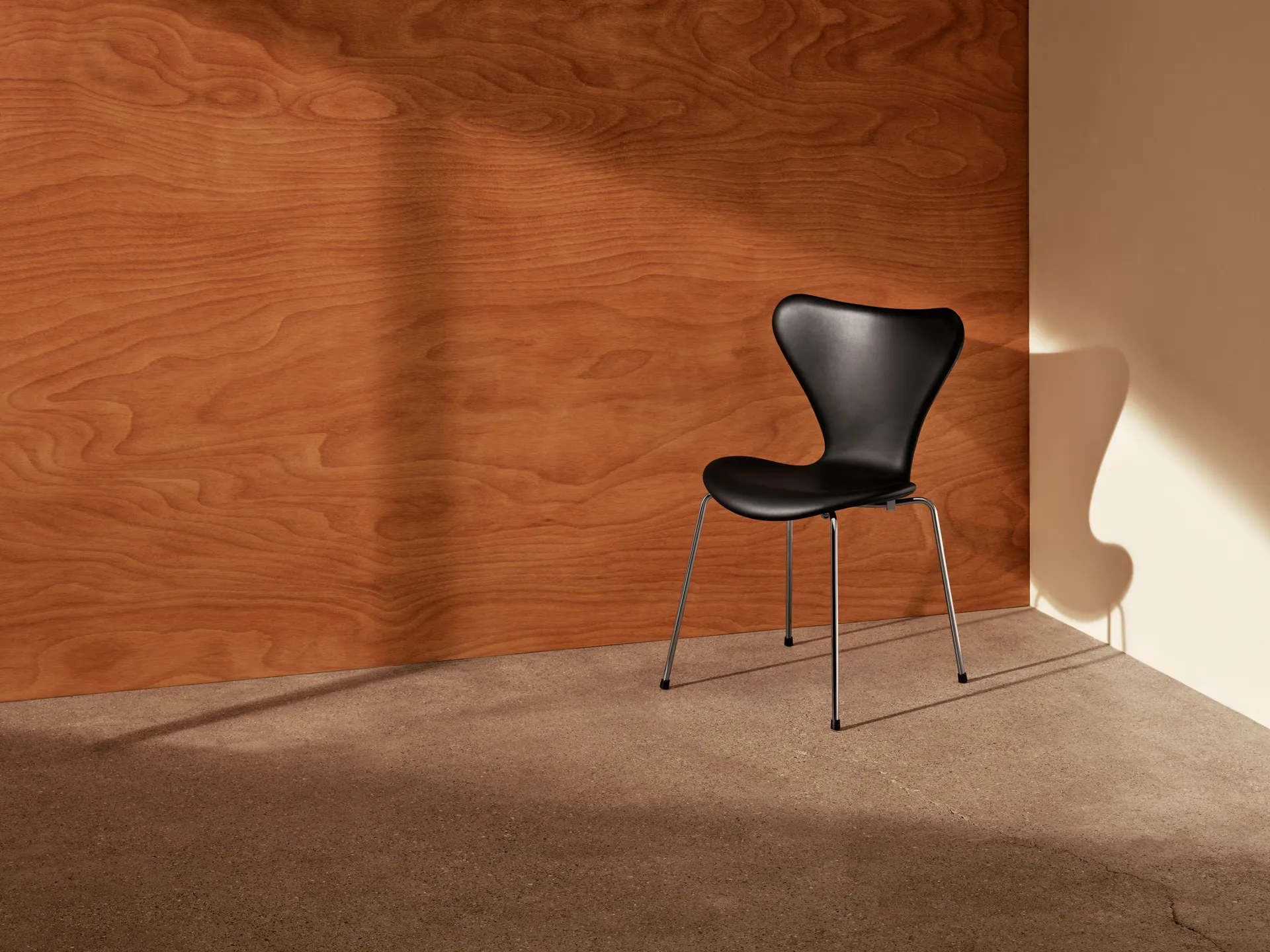 Sjuan 3107 polstret stol, Essential black lær-krommet stativ Fritz Hansen