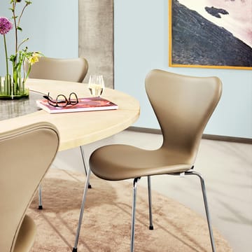Sjuan 3107 polstret stol - Lær Soft black-krommet stålkonstruksjon - Fritz Hansen