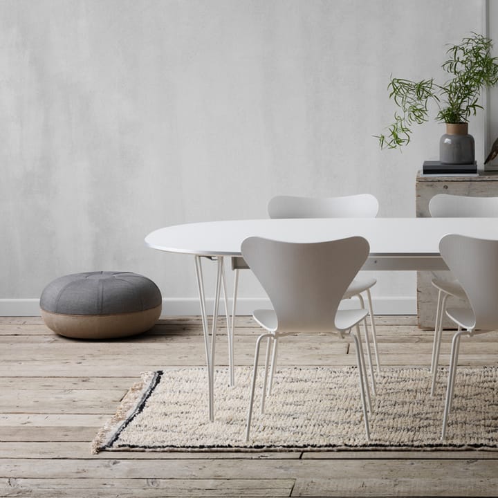 Sjuan 3107 stol, Nine grey-farget ask-grafittgrått stativ Fritz Hansen