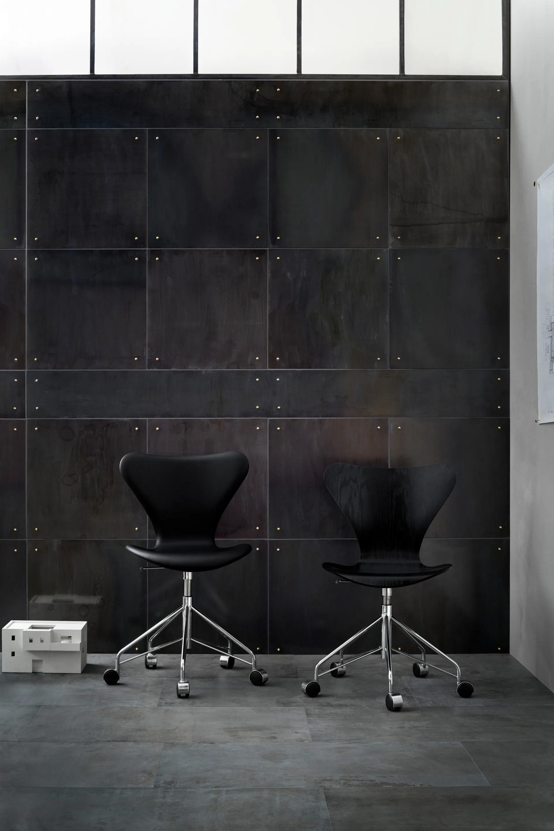 Sjuan 3117 kontorstol harde hjul, Farget ask black-chrome Fritz Hansen