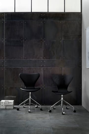 Sjuan 3117 kontorstol harde hjul - Farget ask black-chrome - Fritz Hansen