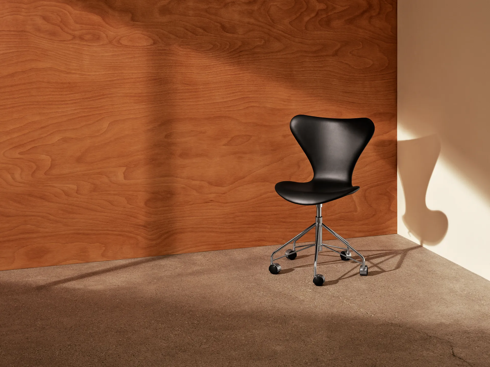 Sjuan 3117 polstret kontorstol myke hjul, Essential black leather-chrome Fritz Hansen