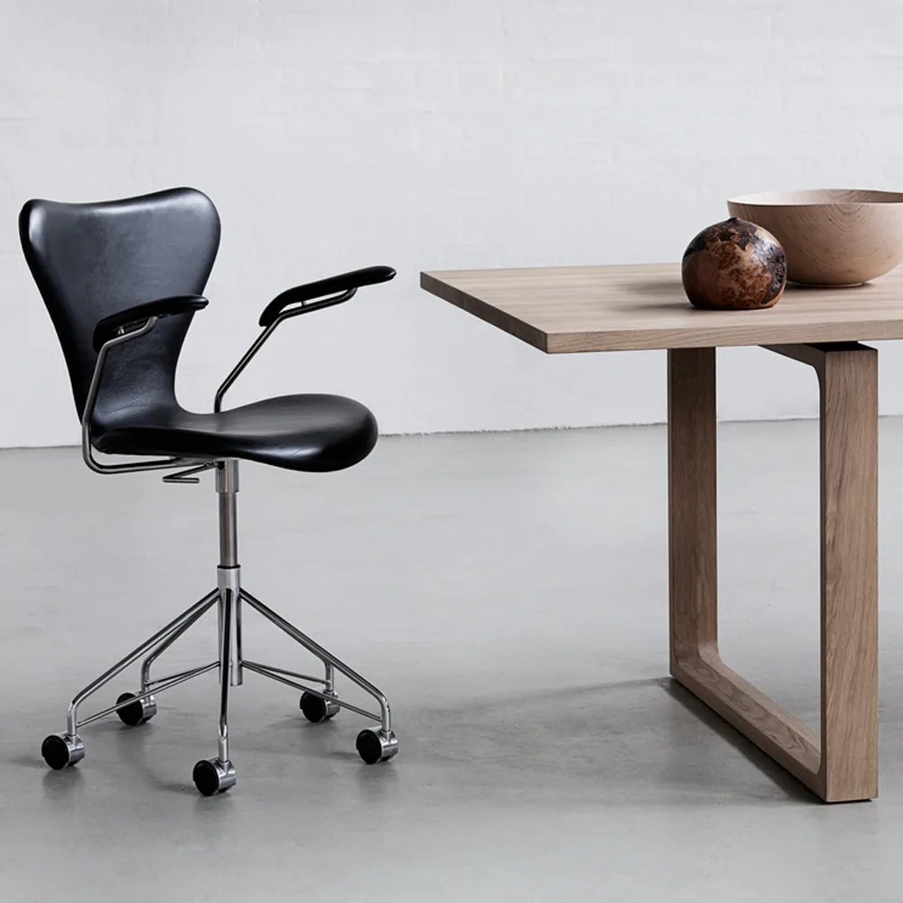 Sjuan 3217 polstret kontorstol harde hjul, Leather soft black-chrome Fritz Hansen