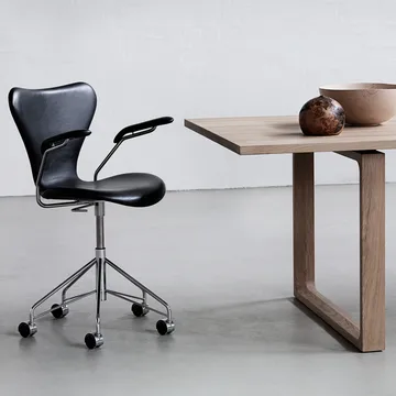 Sjuan 3217 polstret kontorstol harde hjul - Leather soft black-chrome - Fritz Hansen