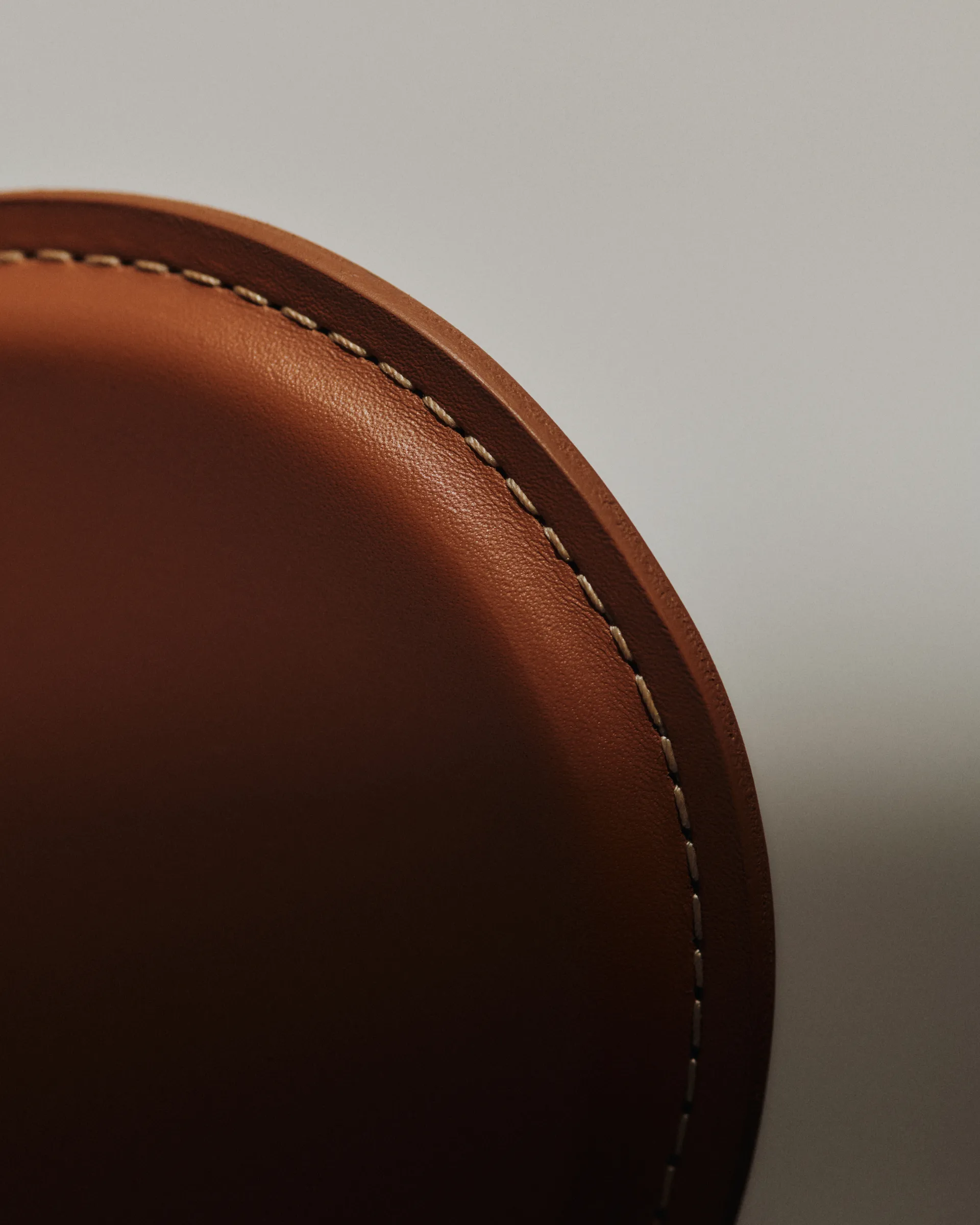 Sjuan Tailored stol, Harness Leather Saddle Brown-chrome Fritz Hansen