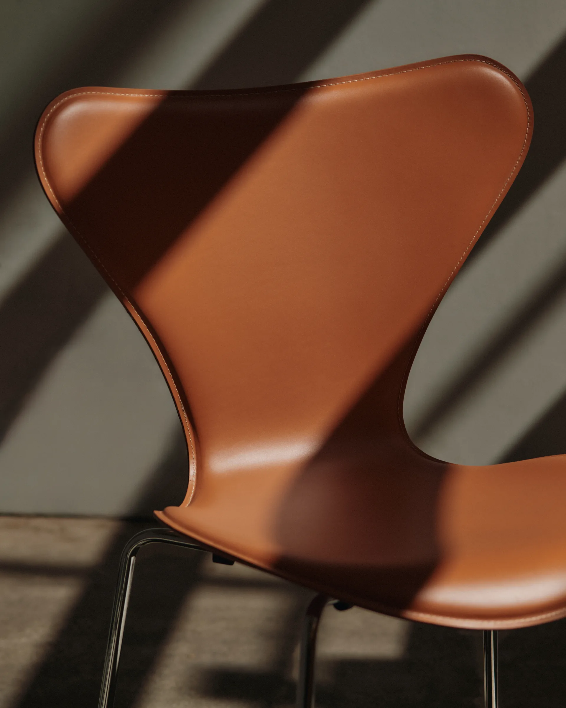 Sjuan Tailored stol, Harness Leather Saddle Brown-chrome Fritz Hansen