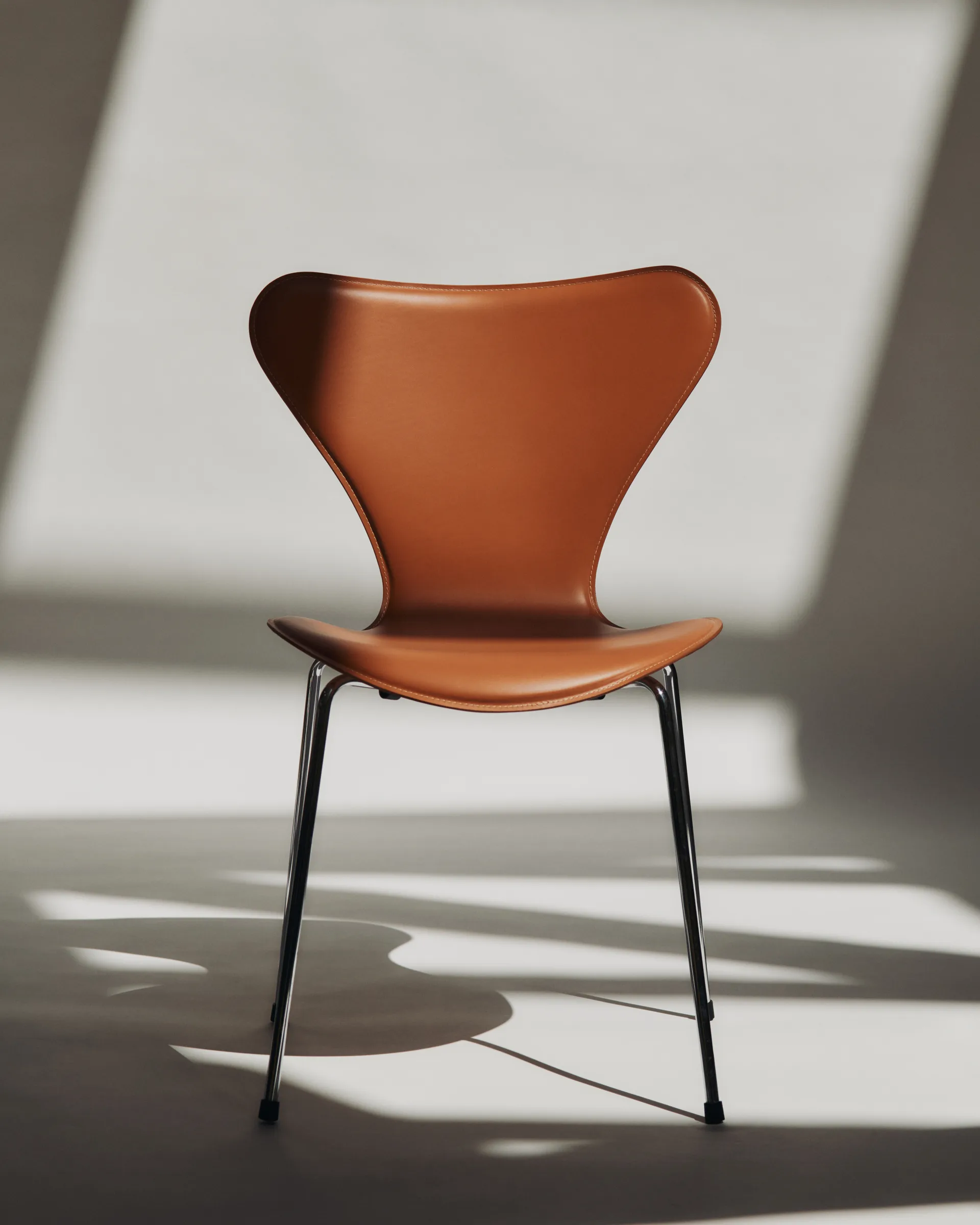 Sjuan Tailored stol, Harness Leather Saddle Brown-chrome Fritz Hansen