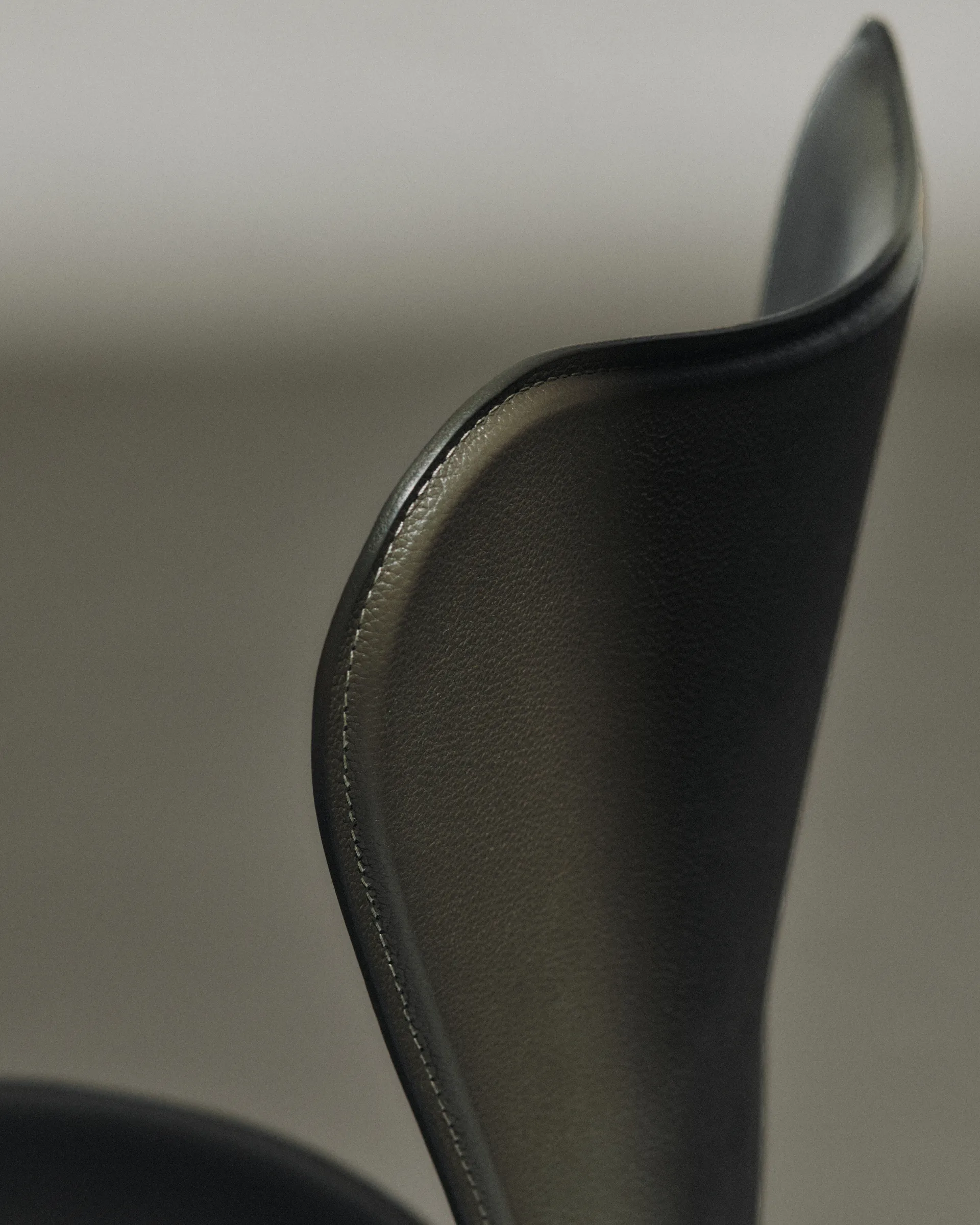 Sjuan Tailored stol, Harness Leather Slate Grey-chrome Fritz Hansen