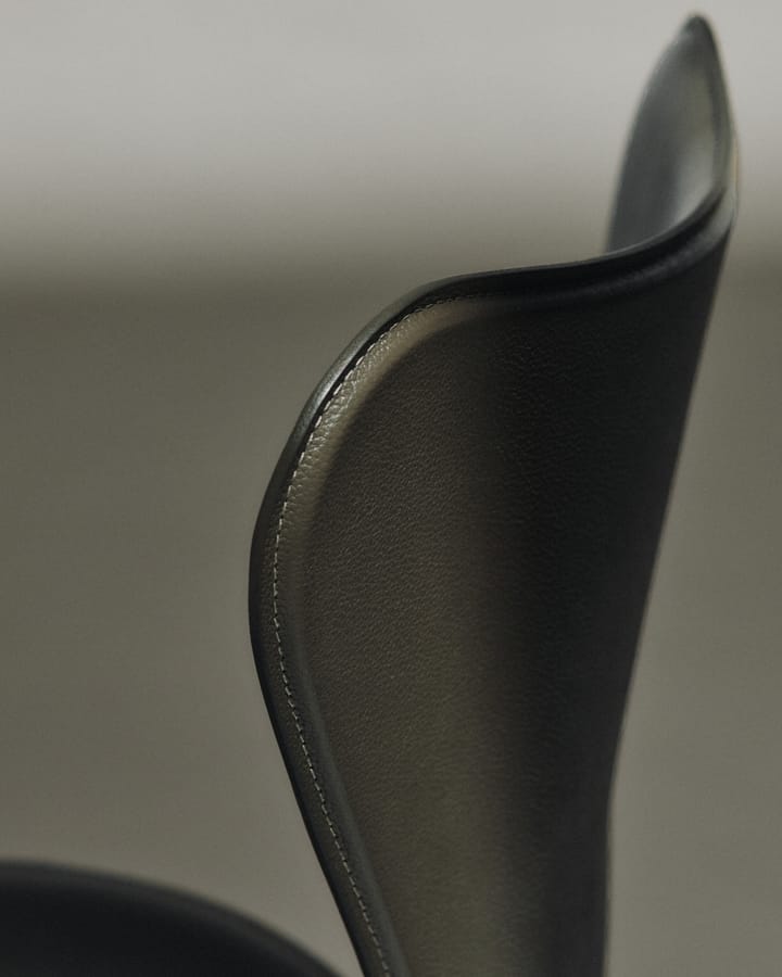 Sjuan Tailored stol, Harness Leather Slate Grey-chrome Fritz Hansen