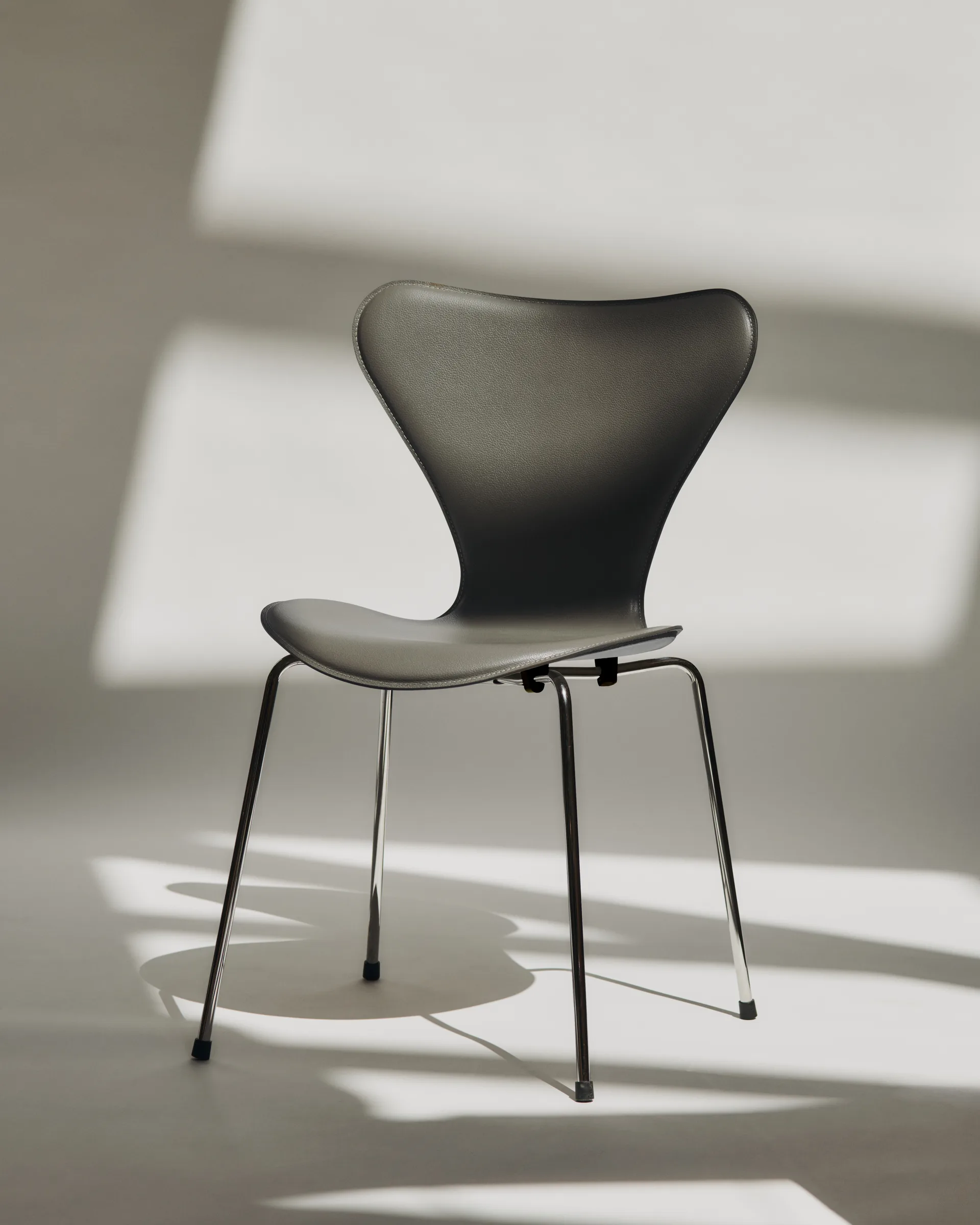 Sjuan Tailored stol, Harness Leather Slate Grey-chrome Fritz Hansen