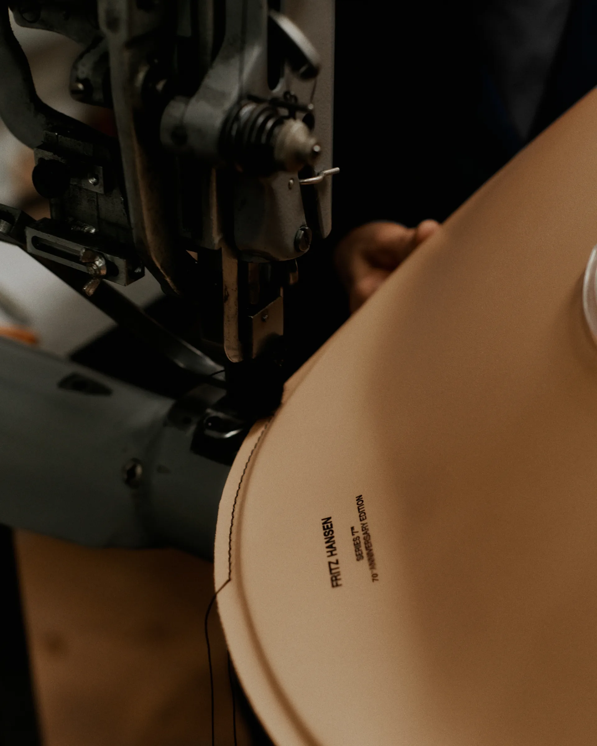 Sjuan Tailored stol, Harness Leather Warm Ecru-chrome Fritz Hansen