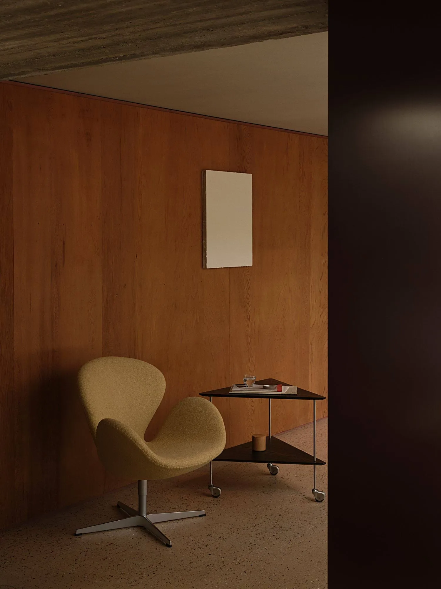 Svanen 3320 lenestol, Acca Camel (gul)-børstet aluminium Fritz Hansen