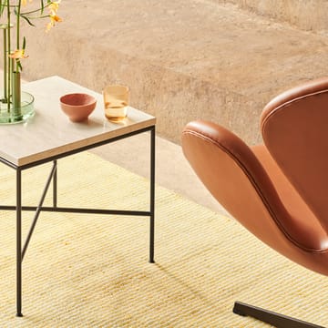 Svanen 3320 lenestol - lær aura cognac, satinbørstet rustfritt stålrundstativ - Fritz Hansen