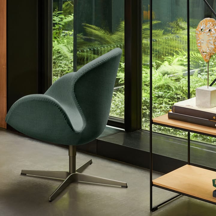 Svanen 3320 lenestol, lær aura cognac, satinbørstet rustfritt stålrundstativ Fritz Hansen