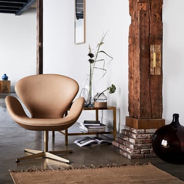 Svanen 3320 lenestol - lær aura cognac, satinbørstet rustfritt stålrundstativ - Fritz Hansen