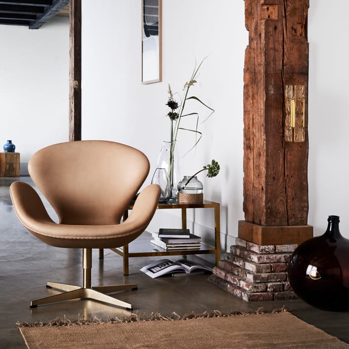 Svanen 3320 lenestol, lær aura cognac, satinbørstet rustfritt stålrundstativ Fritz Hansen