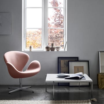 Svanen 3320 lenestol - lær aura cognac, satinbørstet rustfritt stålrundstativ - Fritz Hansen