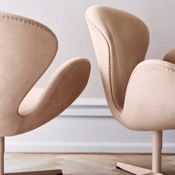 Svanen 3320 lenestol - lær aura svart-satinpusset stål - Fritz Hansen
