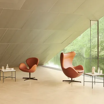 Svanen 3320 lenestol - lær aura svart-satinpusset stål - Fritz Hansen