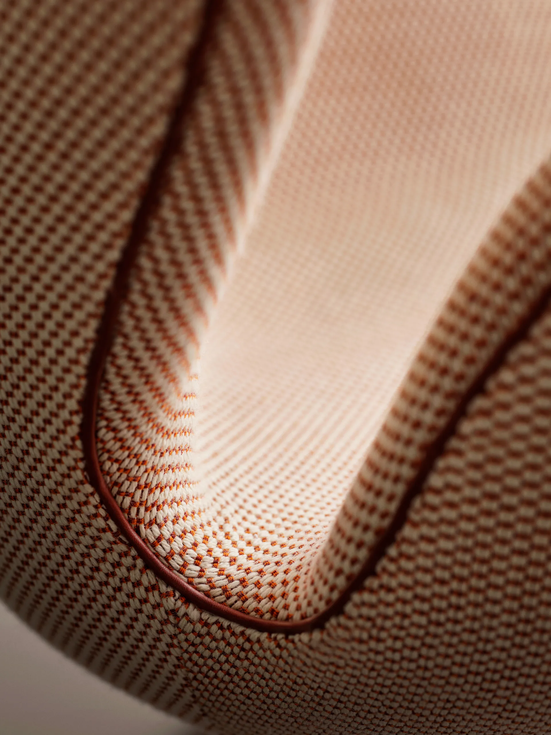 Svanen 3320 lenestol spesialutgave, Serpentine krem bronze-grace leather chestnut-børstet aluminium Fritz Hansen