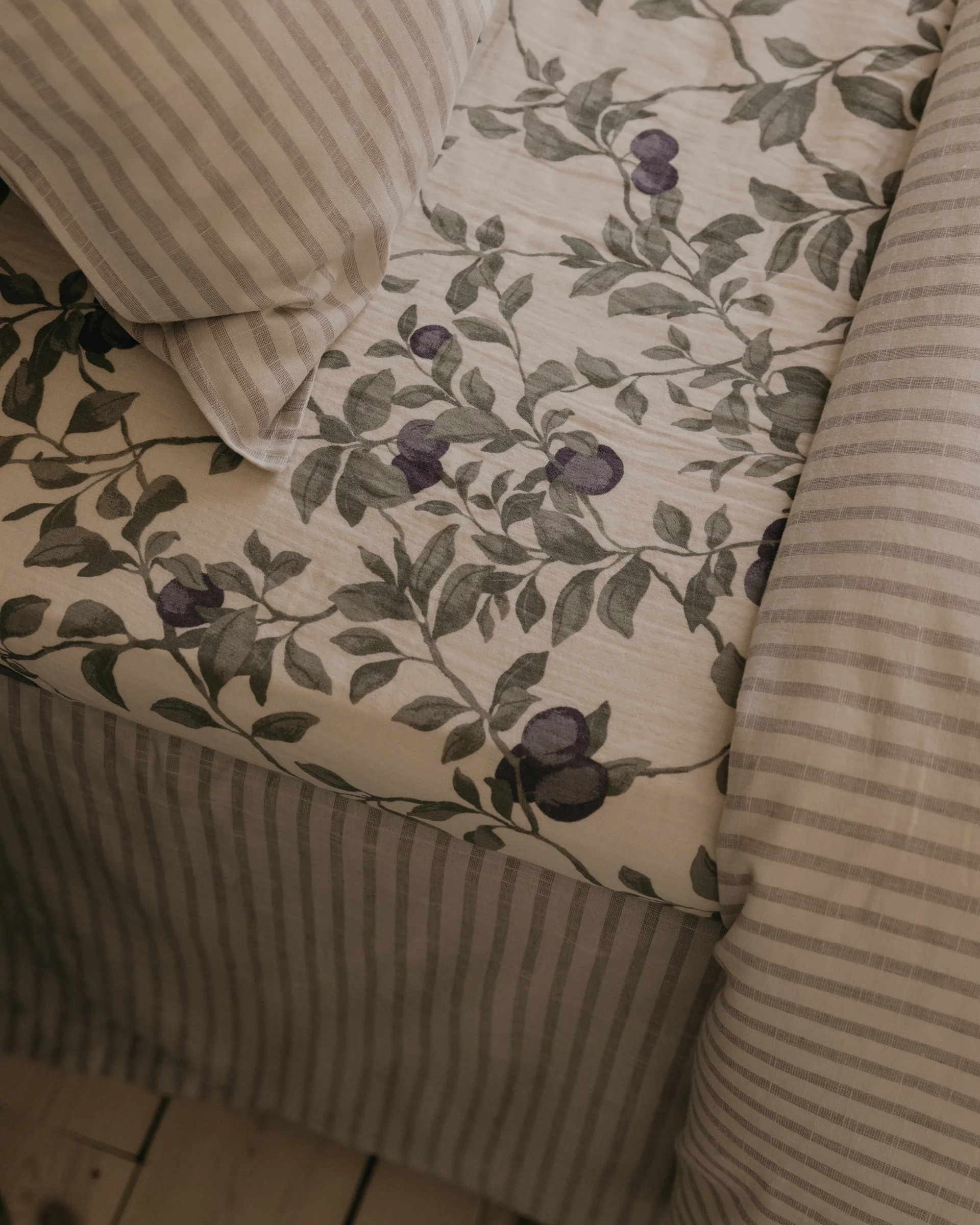 Plum Muslin dra-på-laken, 60x120x20 cm Garbo&Friends