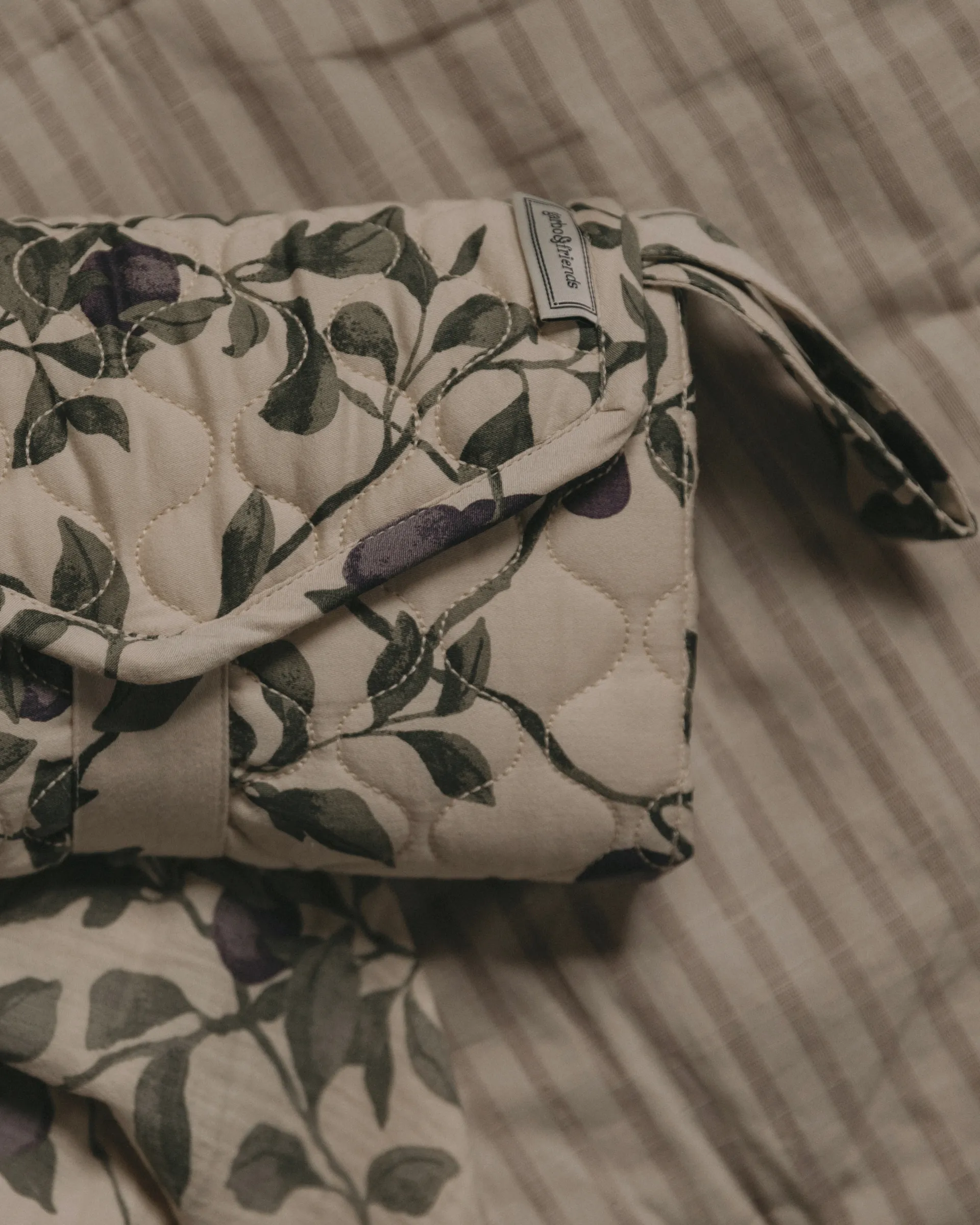 Plum Satin quiltet Change To Go, bærbar stellematte, 46x80 cm Garbo&Friends