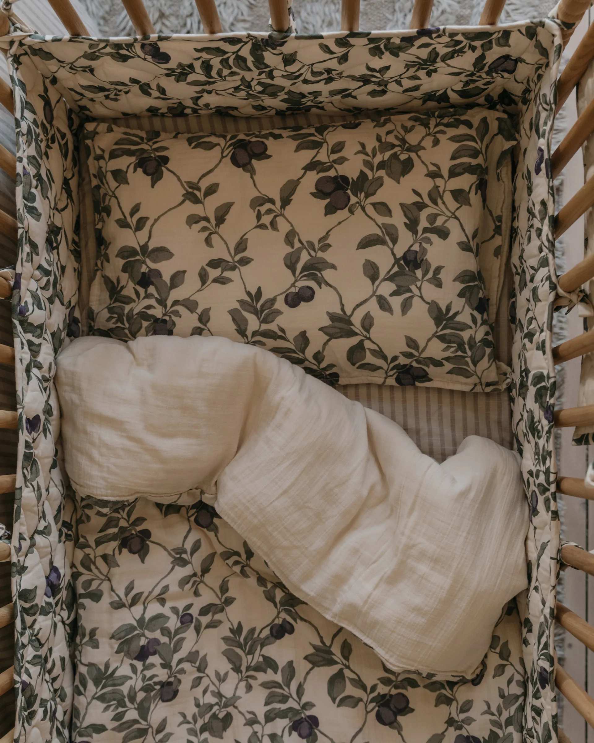 Plum Satin quiltet sprinkelbeskytter, 30x360 cm Garbo&Friends