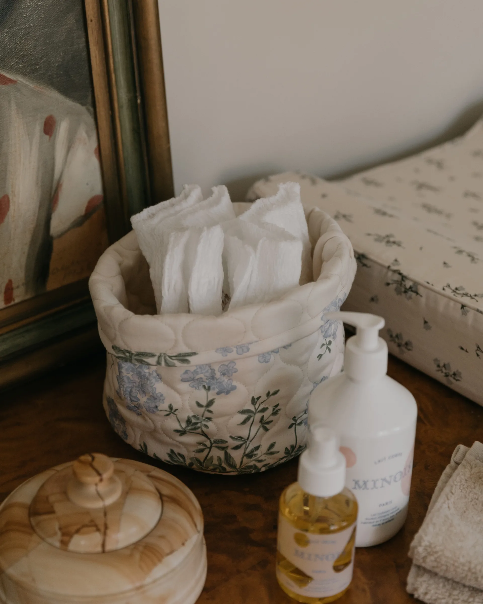 Plumbago Satin quilted kurv 2 deler, 20xØ20 cm + 30xØ30 cm Garbo&Friends