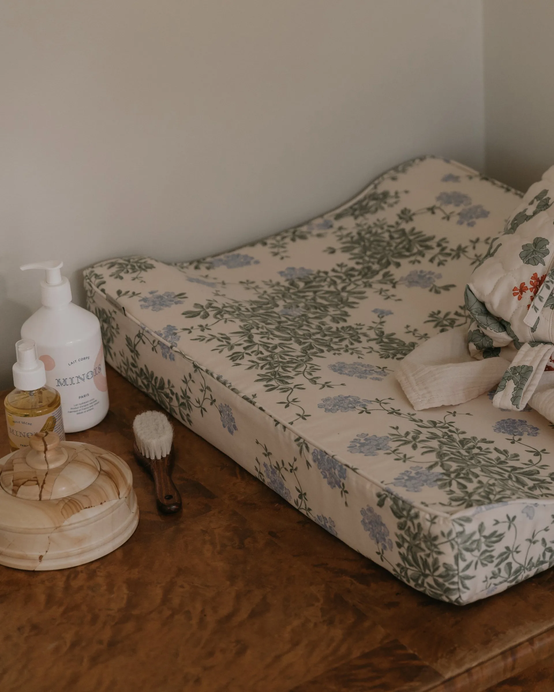 Plumbago Satin quiltet stellematte, 50x65x9 cm Garbo&Friends